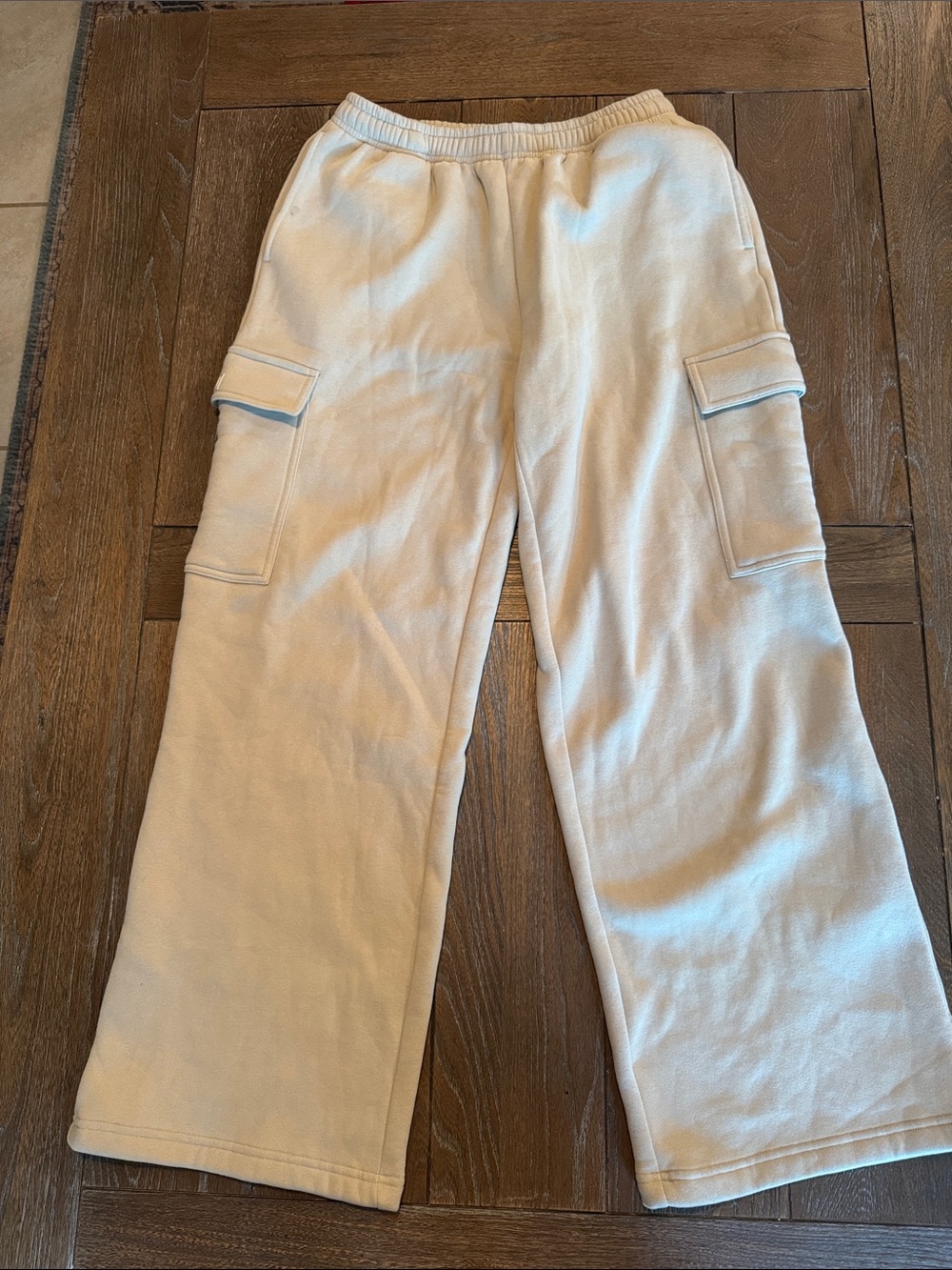 Alphalete Cream Cargo Sweatpants with Pockets